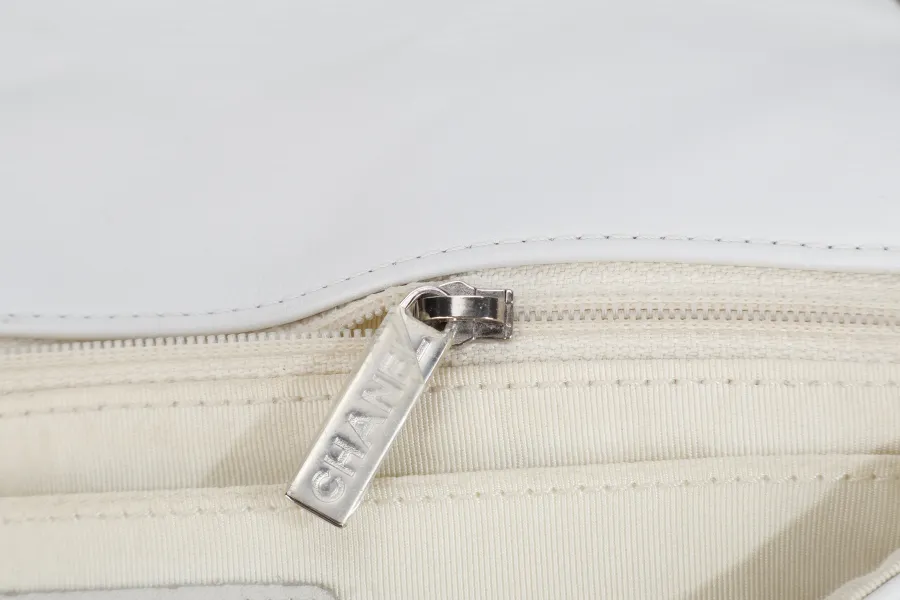 CHANEL WHITE QUILTED LEATHER GLITTER TRIM EDGE SHOULDER BAG SILVER CHAIN 2718xxxx WITH CARD, DUST COVER AND BOX