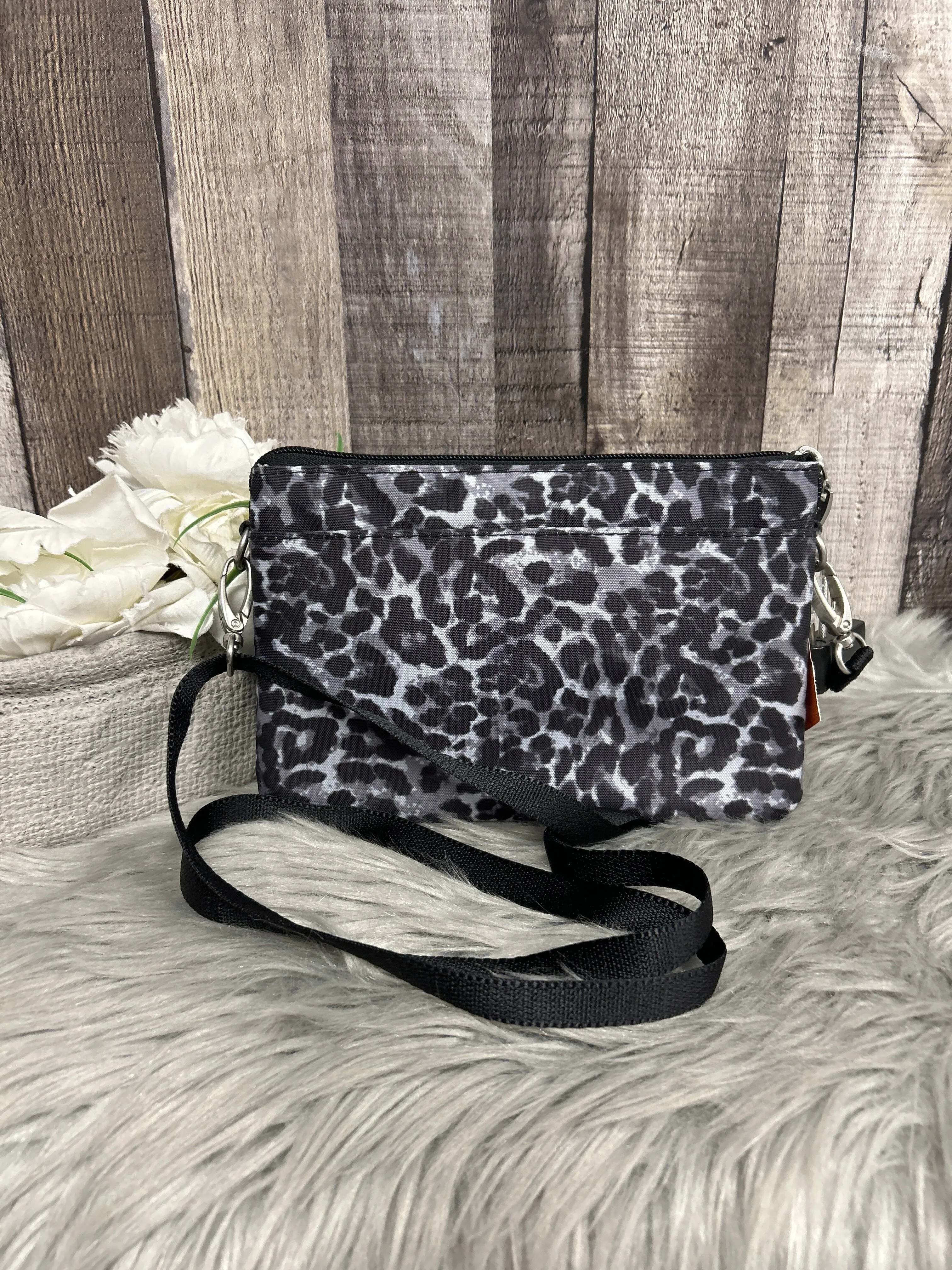 Crossbody By Baggallini  Size: Small