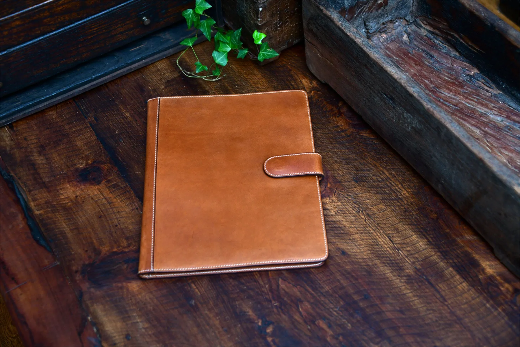 Handmade Leather Magnetic Closure Padfolio - Terra Tan