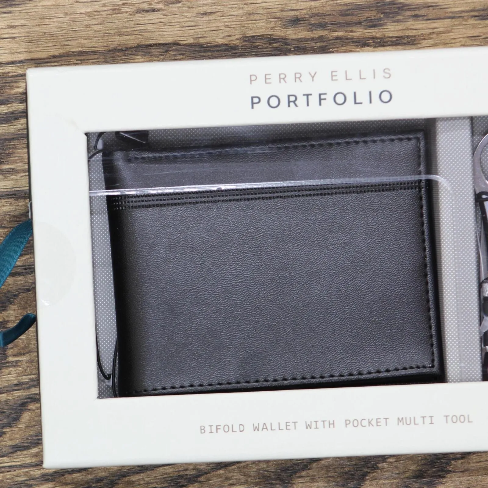 Perry Ellis Portfolio Men's Smooth Bifold Wallet and Pocket Multitool WP20086