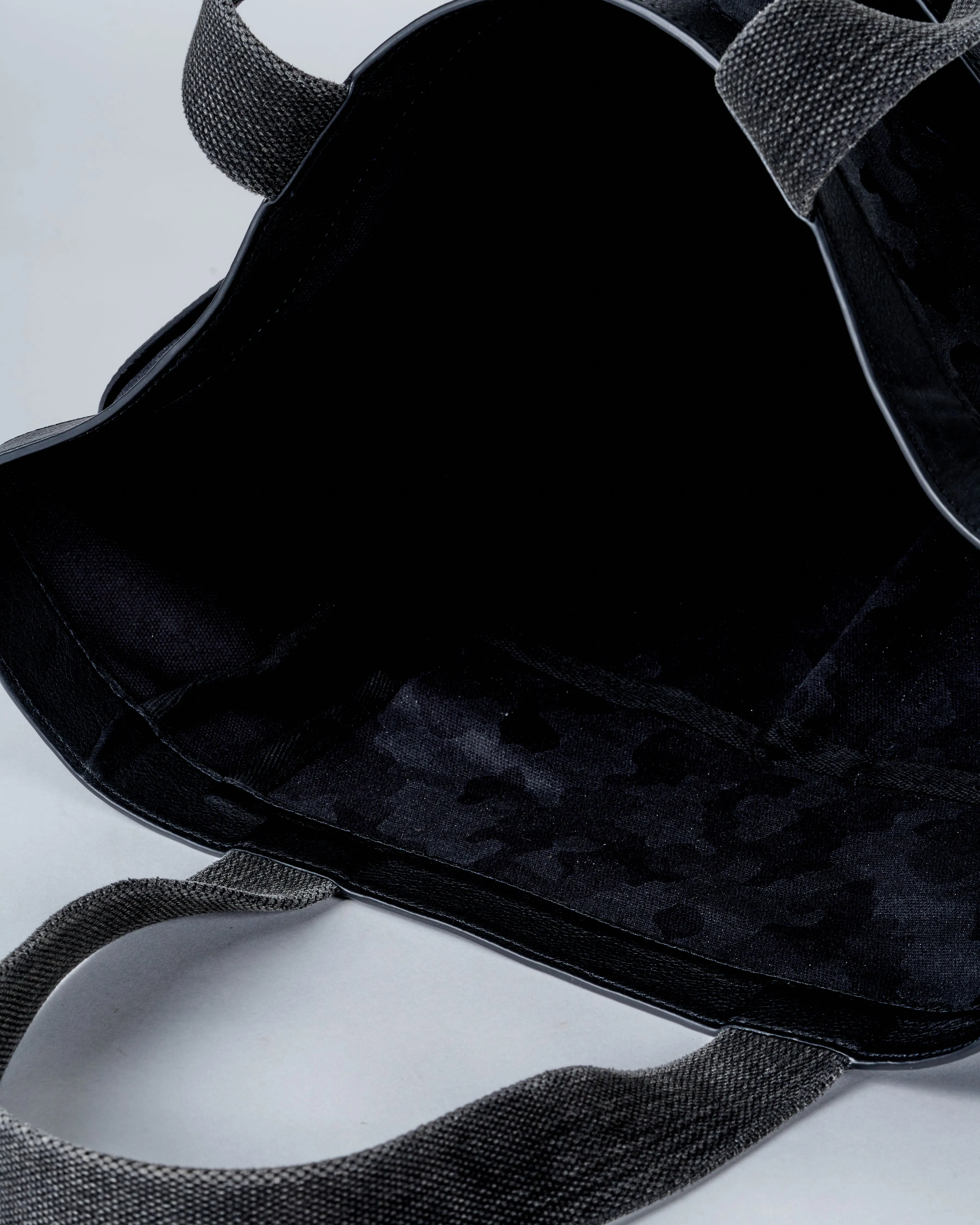 small salcombe tote - black and grey camo