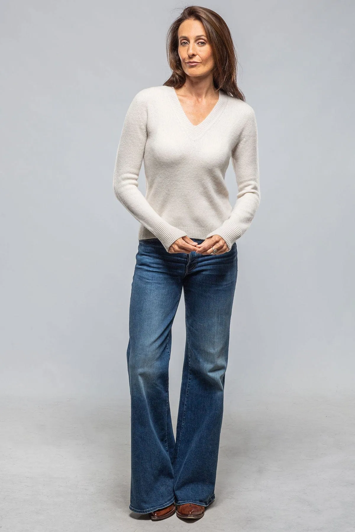 Vani V-Neck Cashmere Sweater In Stucco