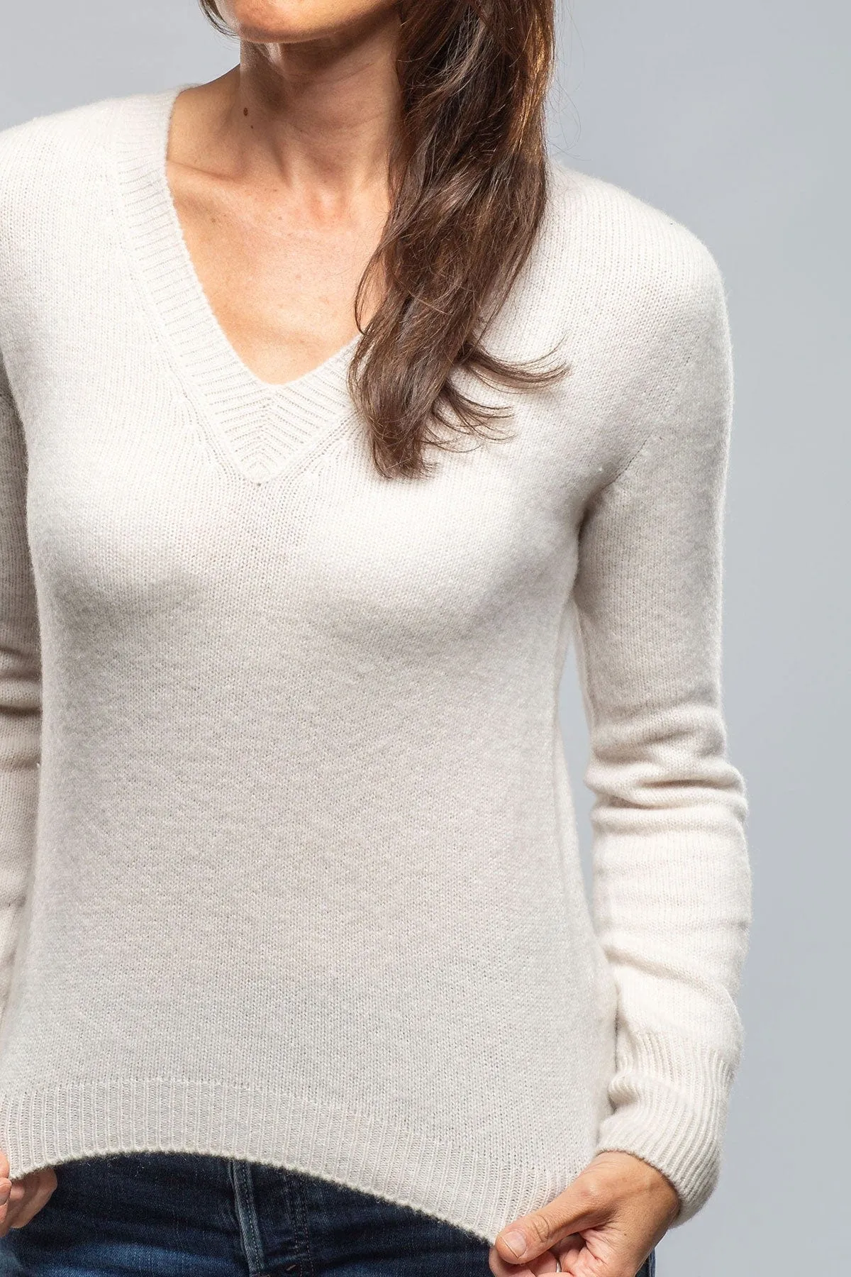 Vani V-Neck Cashmere Sweater In Stucco