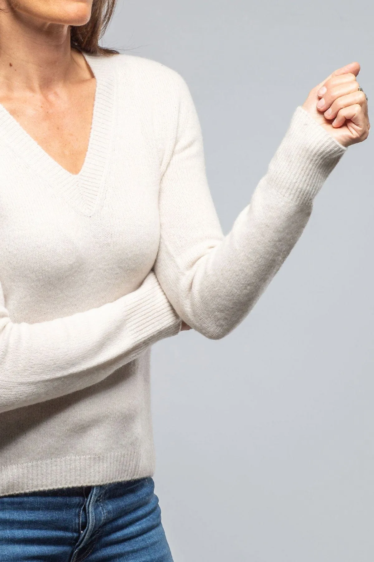 Vani V-Neck Cashmere Sweater In Stucco